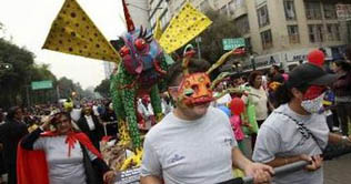 Thousands watch colorful parade alebrijes in Mexico